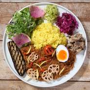 オリジナルブレンドスパイスの香り高いビーフキーマカレーに、ターメリックライス、ナスのグリル、3種のデリ(レッドキャベツ、セロリ、キノコ）、ボイルドエッグ、ハーブサラダを盛り合わせたカレープレート。