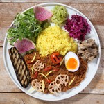 オリジナルブレンドスパイスの香り高いビーフキーマカレーに、ターメリックライス、ナスのグリル、3種のデリ(レッドキャベツ、セロリ、キノコ）、ボイルドエッグ、ハーブサラダを盛り合わせたカレープレート。