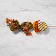 鶏肉を本国のオリジナルレシピのレモングラス、カフィアライムなどのハーブやスパイスでマリネし、ズッキーニ、2色のパプリカとともに香ばしく焼き上げたプラタランのシグネチャー串焼き。