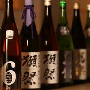 酒好きも唸る当店おすすめの地酒から人気銘柄まで豊富に完備。『獺祭』を初め『十四代』『飛露喜』『新政』など選りすぐりの日本酒・焼酎をとりよせました。