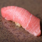 色々な種類を沢山食べて頂きたいので、「少しずつを沢山」旬の魚や逸品料理をご提供します。