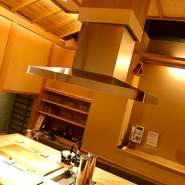 「はなれ」にある1階と2階それぞれ別入り口の個室がおすすめです。1日1組限定で完全予約制。専用通路がそれぞれあり部屋に入るところから自分達だけの完全個室です。基本的は他のお客様にお会いする事はありません。