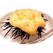 食材は産地だけにこだわるのではなく、その時期の一番良いものが日本各地から厳選されています。大将自ら素材の使い方を見極め、素材の良さを活かしたオリジナリティ溢れる逸品に。