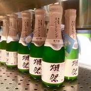 料理人の巧みな技が冴えわたる和の料理に合うのは、やはり日本のお酒。広島のつくり手が見える地酒を中心に、お客様が飲みたいであろうお酒がセレクトされています。