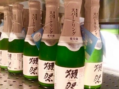 地元、広島のお酒を中心に、銘酒が揃った白壁風の酒棚
