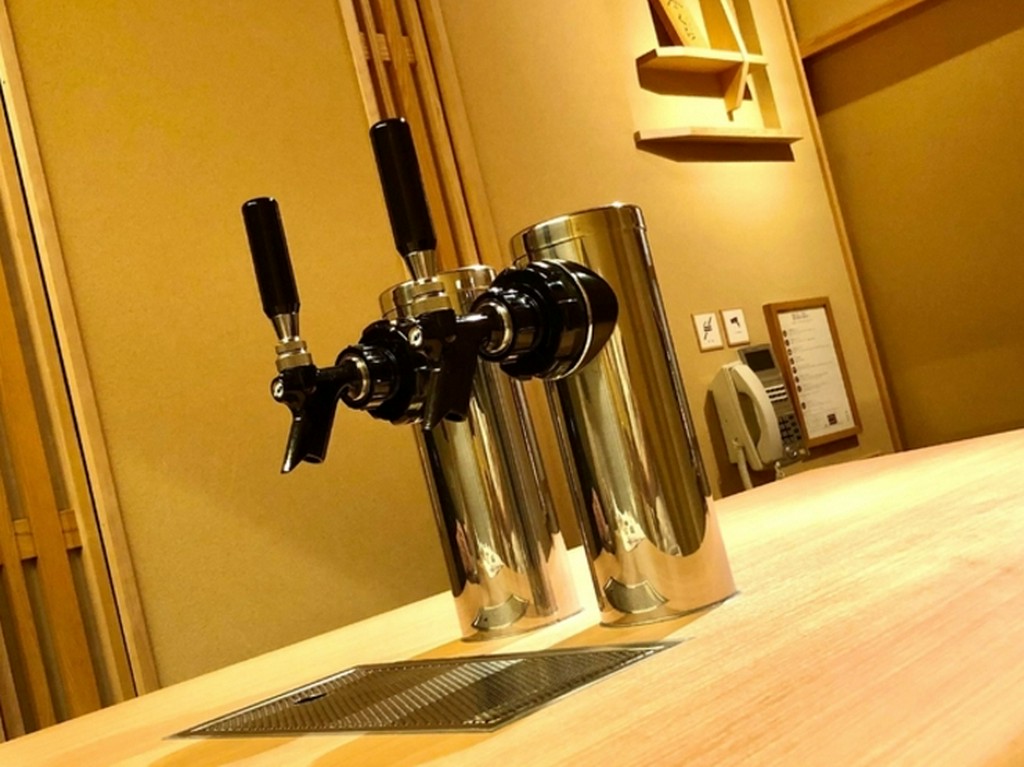 生ビールとウヰスキーハイボールの卓上埋込型ツインサーバー完備