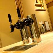 「はなれ」には、別注の卓上埋込型ツインサーバーがあり、生ビールとウヰスキーハイボールを好きな時に好きなだけ注ぐことができます。モニターなどもあり、宴会の演出にぴったりです。