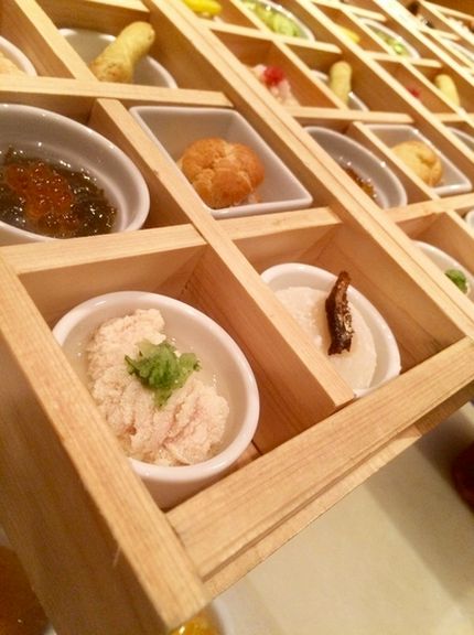 目でも楽しめる華やかさ『蓋付き木箱 前菜の盛り合わせ』