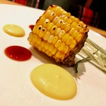 焼き玉蜀黍の中の芯が無い！箸で割ってそのまま召し上がれます。芯の部分は甘辛＆油たれで炊いたお肉とジャガイモのマッシュです。