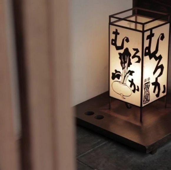 大通りを入ったところに佇む、隠れ家的な日本料理店