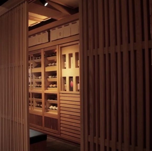 ずらりと日本酒が並ぶお酒部屋