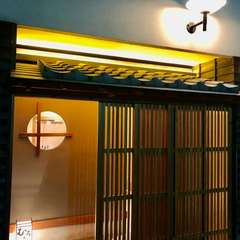 格子の引き戸が目印