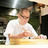 お客様ファーストで、楽しみと驚きがあるようなメニューを考えているという室加氏。自分自身がお客様だったら「こういうものが食べたい」「こういうものが飲みたい」というような目線で考えているそうです。