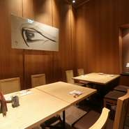個室は8名まで収容可能です。柔らかい間接照明に照らされ、木の温もりを感じさせる落ち着いた空間。板前さんが個室に出向いて一つ一つ丁寧に握る寿司をゆったりと満喫できます。