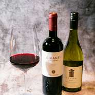 ワイン、シャンパンは、寿司や魚介に合うことを意識して吟味されたものばかり。産地にこだわらず、ネタとの相性が良いものや、ゲストの好みに応じたものをすすめてくれます。