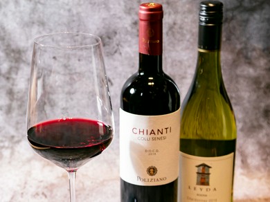 【たから寿司】の料理のために厳選されたワイン各種