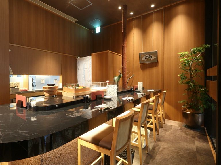 本格寿司デートも、オシャレなバー気分も楽しめるカウンター席
