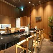 店内には2種類のカウンター席が備えられています。白木が美しいヒノキのメインカウンターに加え、黒い大理石調のサブカウンターは特にデートにオススメ。バーのような大人の雰囲気でワインが良く映えます。