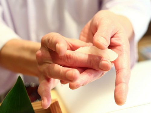 目の前で握ってくれる寿司を味わう贅沢