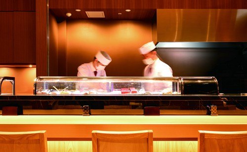 寿司店の一等席、ヒノキのカウンター