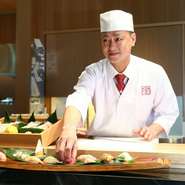 寿司店だからと堅苦しく考えず、気軽に寿司を味わってもらいたいと語る高原氏。もともと南大阪で始めた本店のざっくばらんな感じをそのままに、人間味のある接客を意識しているといいます。