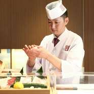 ゲストに喜んで帰ってもらうことが一番と語る桶谷氏。どの席に座っても目の前で寿司を握ってくれるというスタイルを活かし、適宜コミュニケーションを取りながら、食べるペースや好みに配慮しているそうです。