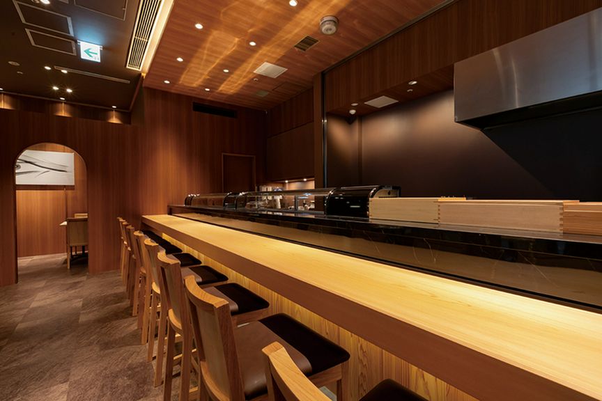 カウンター席に並んで、二人の特別なひとときをゆったりと