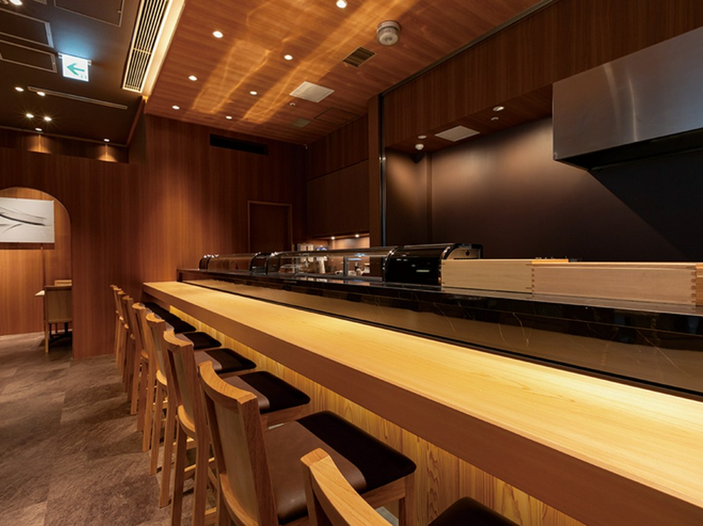 カウンター席に並んで、二人の特別なひとときをゆったりと