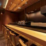 記念日やおいしいものが食べたい時に二人で訪れたい店。寿司店ならではのヒノキ製メインカウンターや、バーを思わせる大人のムード漂うサブカウンターと、異なる雰囲気を楽しむことができます。