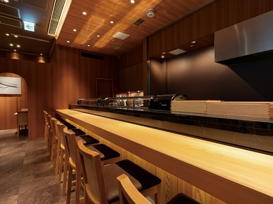 カウンター席に並んで、二人の特別なひとときをゆったりと