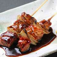 室蘭地方では焼鳥は豚肉を使うのが伝統。秘伝のタレと辛子でお召し上がりください!