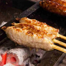 炭火焼鳥　香ばしい炭火焼鳥をつまみに仕事帰りの一杯を！