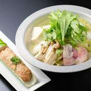 後から乗せることで熱の入りすぎを防ぎ、ふっくらふわふわ食感！スープにもつくねの旨味がしみ込んでいて絶品です！生つくねでしか味わえないお肉のおだしを、ぜひ最後の一滴まで味わって！※ご注文は2人前から！