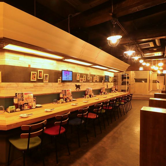 お一人様や少人数でお気軽にサクッと立ち寄れるカウンター席。