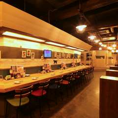 お一人様や少人数でお気軽にサクッと立ち寄れるカウンター席。