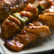 備長炭を使い、遠赤外線効果で、中はふっくら・外はカリカリに。炭焼きの香りが楽しめる自慢の焼鳥です。
