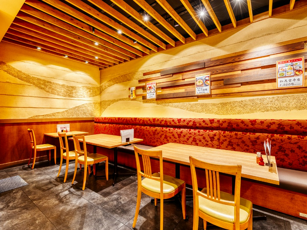 ソファー席があるので、小さなお子様を連れた家族もぜひ