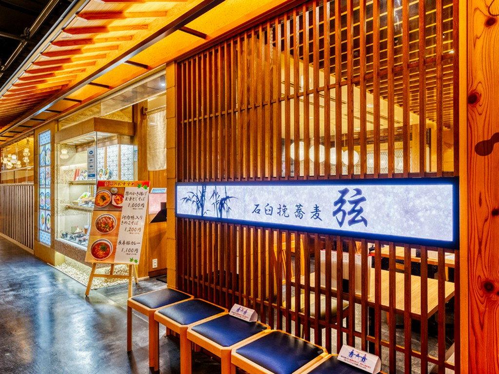 和やかな店内で、歓談しながら食事を楽しむ