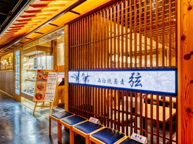 和やかな店内で、歓談しながら食事を楽しむ