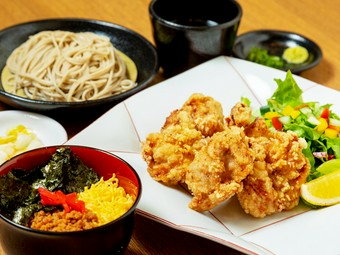 表面の衣はサクッと、中はジューシー『紹興酒漬け鶏唐揚げ膳』