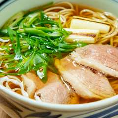 蕎麦の良い香りと、鴨の旨みが染み渡る『河内鴨　鴨南蛮』