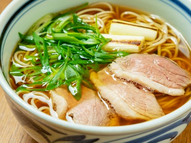 蕎麦の良い香りと、鴨の旨みが染み渡る『河内鴨　鴨南蛮』