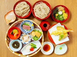 テーブルの上に花を咲かせたような『蕎麦遊膳』