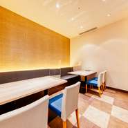 レイアウトを変えられるテーブルもあり、8名～12名くらいまでの集いも可能です。一日通しての営業なので遅めのランチ会などもOK。三世代の食事会や、大切な記念日などの会食にオススメです。
