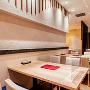 木の質感が心地よい店内は、ブルーの座面の椅子やメニューには赤を使用するなど、色使いが上品で、とても素敵な雰囲気。老若男女問わず、ついついゆっくり長いしてしまうかも。
