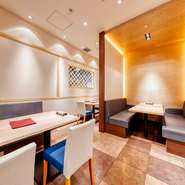 出来立てのお豆冨はもちろん、お刺身、天ぷら、小鉢、炊き込みご飯など、少しずづ色々な味わいを満喫できるセットメニューが、特に女性に大人気です。若い方からご年配の方まで、気兼ねのいらない楽しい女子会を。
