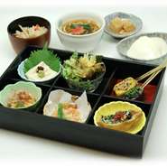 豆冨、湯葉刺し、生麩田楽、揚げ出し豆冨、白和え、湯葉トッピングサラダ、湯葉巻き、豆冨料理を存分に堪能できるセットです。大切な方との会食などにもオススメできる逸品。
