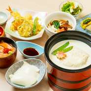 つくりたての豆冨をあったかいまま桶で提供し湯葉としても堪能できる『桶湯葉膳』。自家製のやわらかな豆冨、そして湯葉をメインにした、お豆冨好きにはたまらない逸品。だし醤油や梅胡麻、塩などお好みでどうぞ。