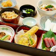 豆冨、お刺身、天ぷら、など色々な味わいを満喫できるセット。
