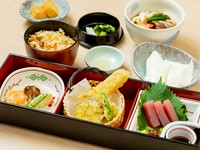 豆冨、お刺身、天ぷら、など色々な味わいを満喫できるセット。
